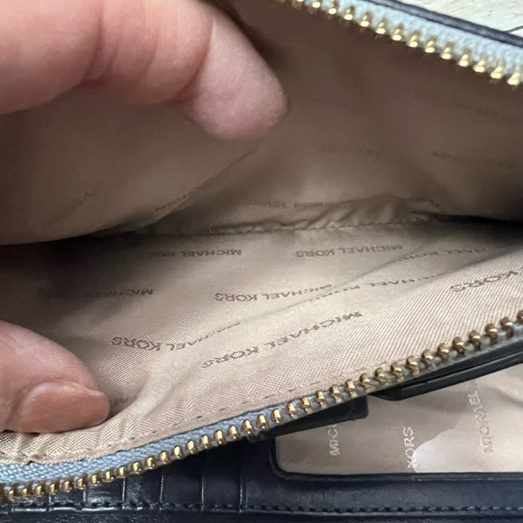 Authentic Michael Kors signature wallet/wristlet. - Picture 5 of 8